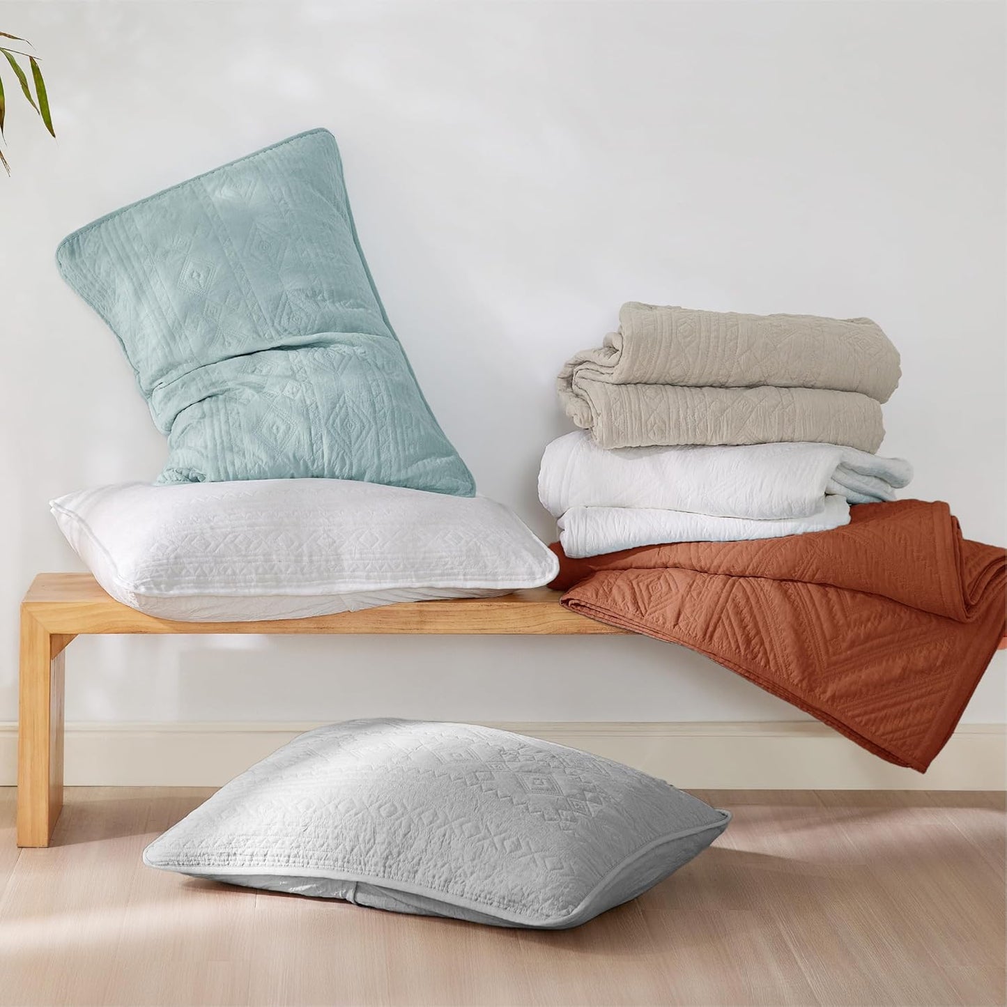 Boho Quilt Queen Size Set: Modern Geometric Pattern, Soft & Lightweight - Ideal for All Seasons
